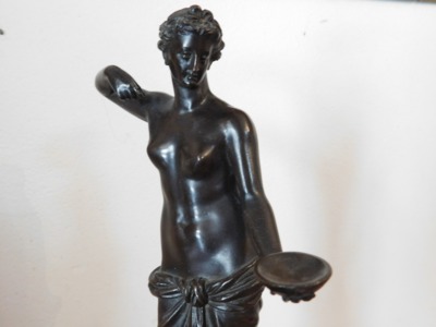 Bronzová figúra ženy