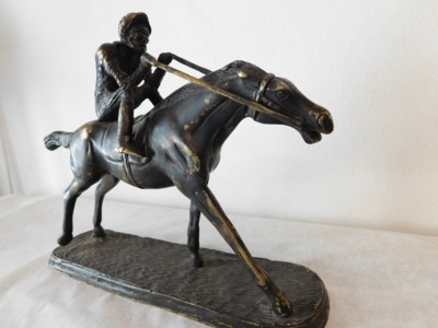 Bronzová figúra koňa s jazdcom