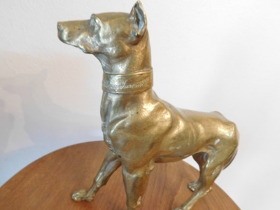 Bronzová figúra psa