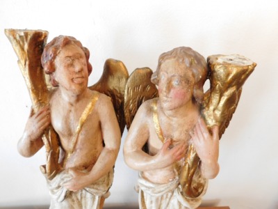 Dve drevenné figúry anjelov svetlonošov