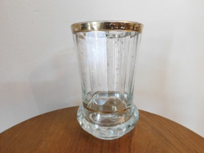 Sklenenný pozlátený pohár