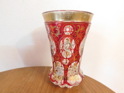 Rubínový sklenenný pohár, ručne maľovaný zlatom