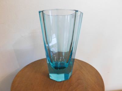 Modrá sklenenná váza