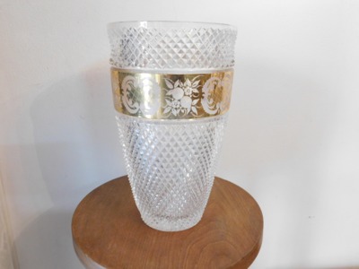 Pozlátená váza z brúseneho skla